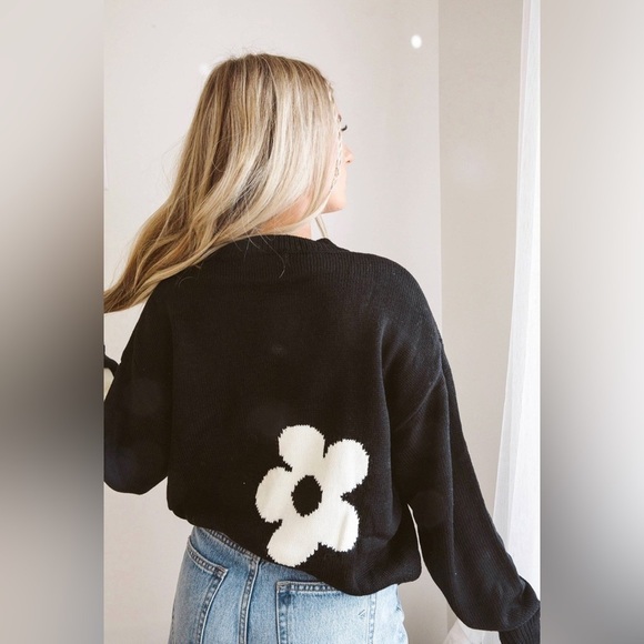 Retro…Flower Power…Cute Black n White Sweater - Picture 2 of 4